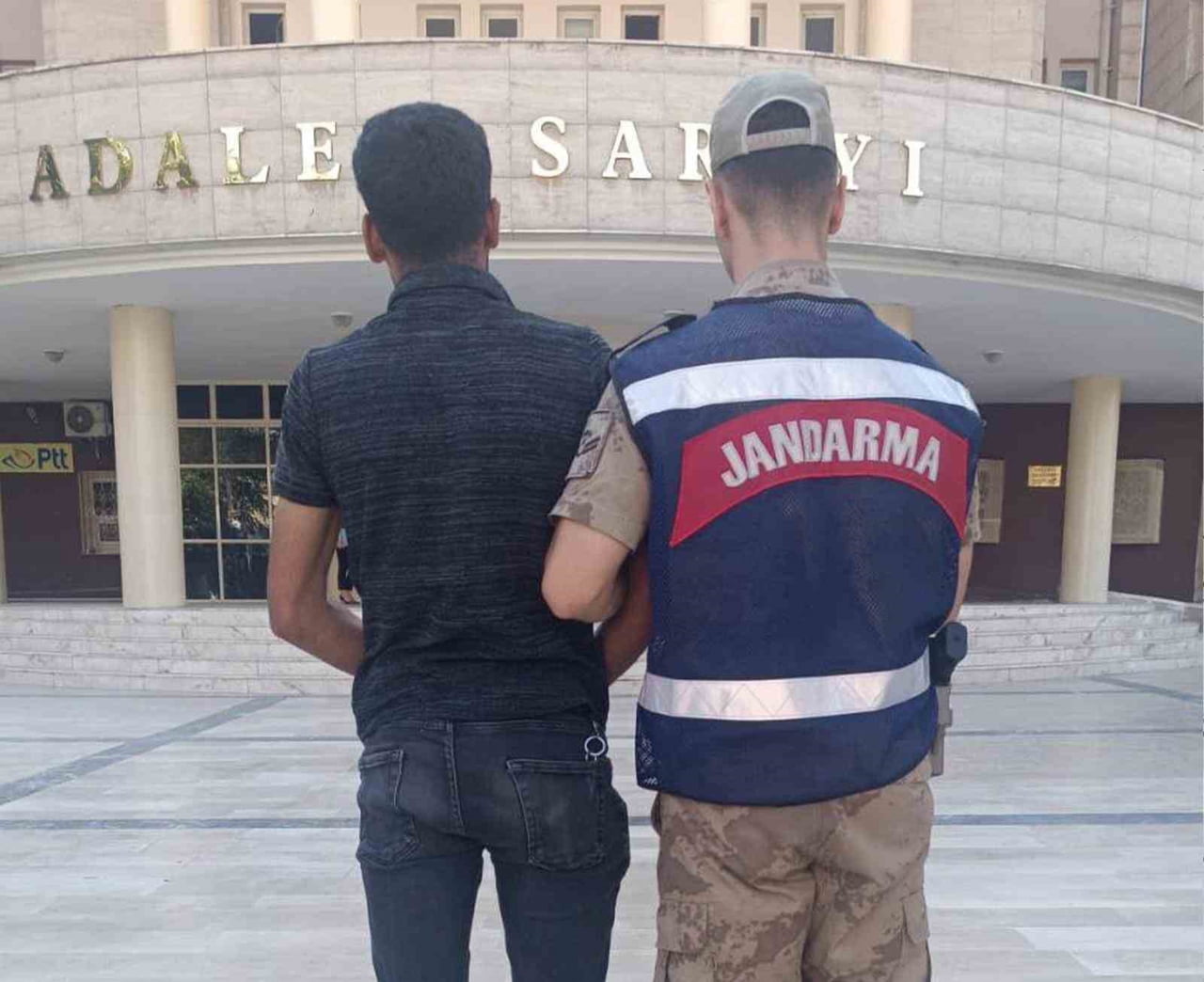 ŞANLIURFA'DA 6 YIL 10 AY KESİNLEŞMİŞ HAPİS CEZASI BULUNAN HÜKÜMLÜ YAKALANDI
