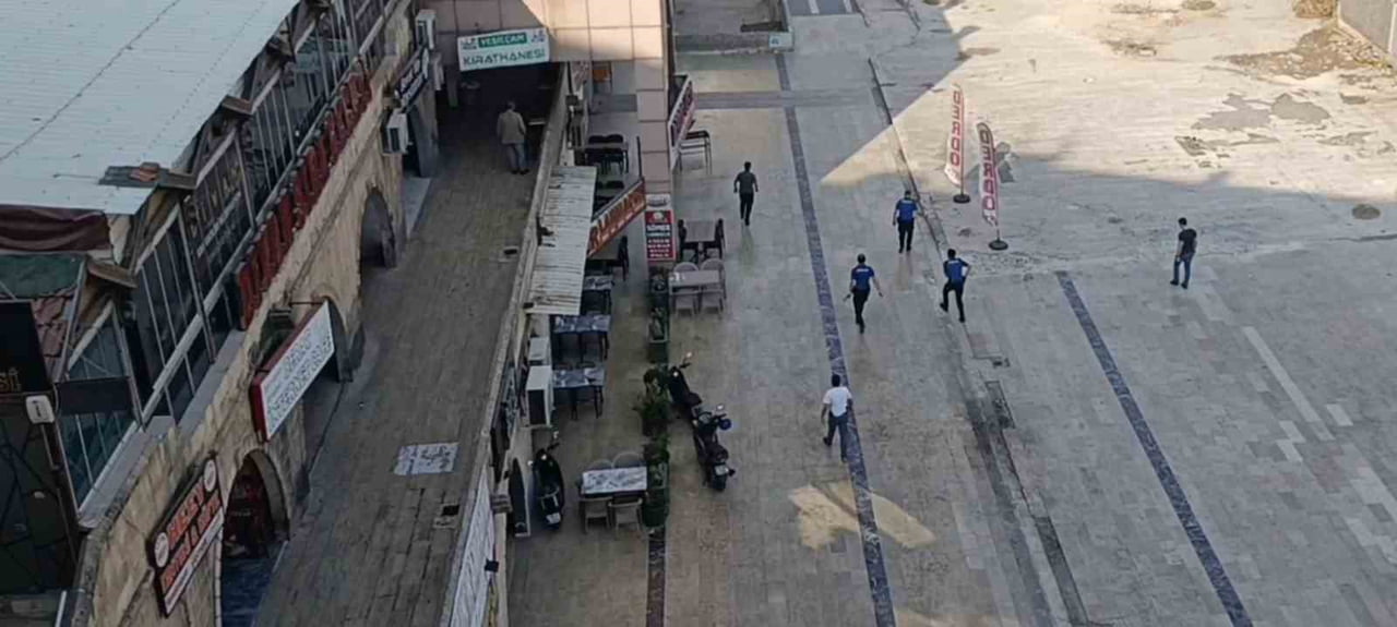 ŞANLIURFA'DA ELİNDEKİ MUTFAK BIÇAĞIYLA POLİS ARACININ CAMINI KIRIP EKİPLERE SALDIRAN ŞÜPHELİ...
