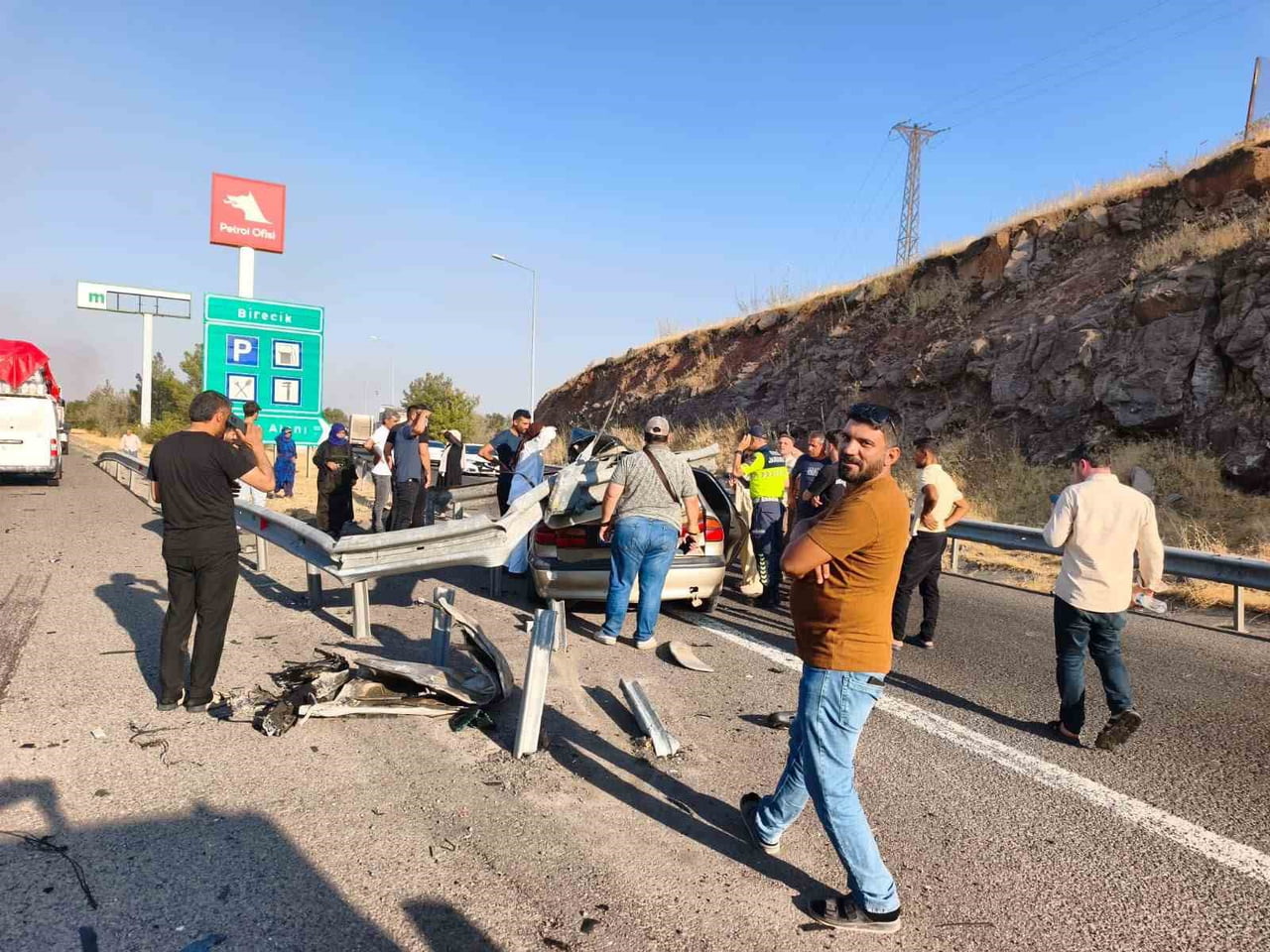 ŞANLIURFA'DA OTOMOBİL ÇELİK BARİYERLERE ÇARPTI: 1 ÖLÜ, 1 YARALI