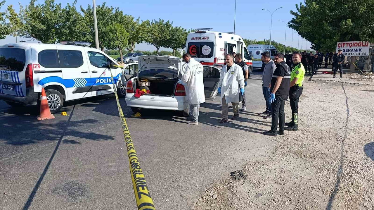 ŞANLIURFA'DA OTOMOBİLE SİLAHLI SALDIRI: 1 ÖLÜ, 1 YARALI
