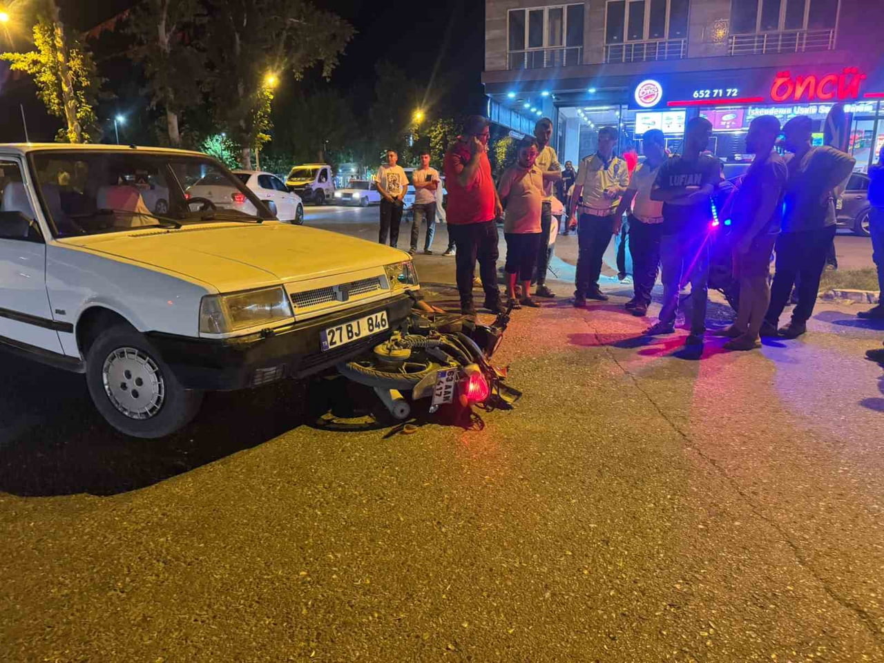 ŞANLIURFA'DA OTOMOBİLLE ÇARPIŞAN MOTOSİKLETİN SÜRÜCÜSÜ YARALANDI.