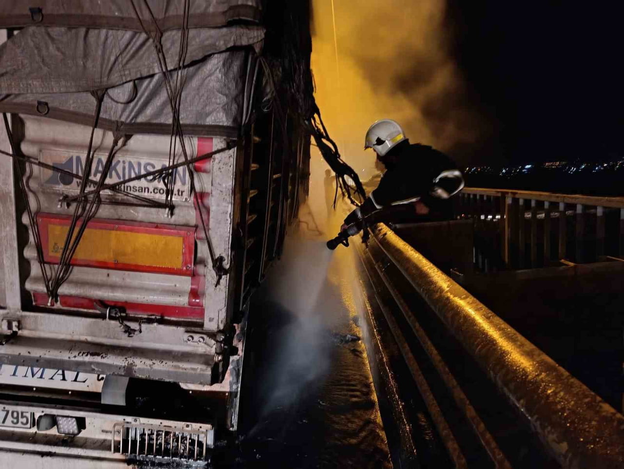 ŞANLIURFA'DA SEBZE YÜKLÜ TIR ALEV ALEV YANDI