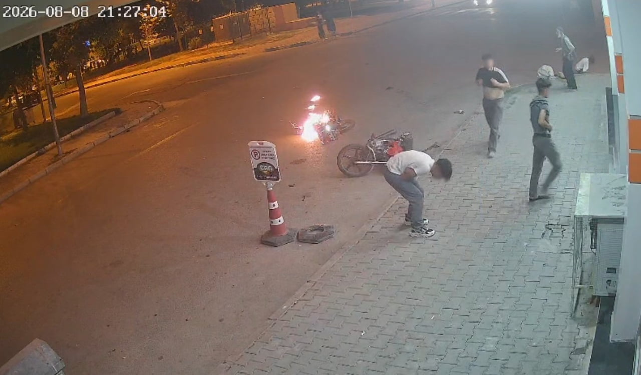 ŞANLIURFA'NIN BİRECİK İLÇESİNDE İKİ MOTOSİKLETİN ÇARPIŞMASI SONUCU 4 KİŞİ YARALANDI. KAZA ANI...
