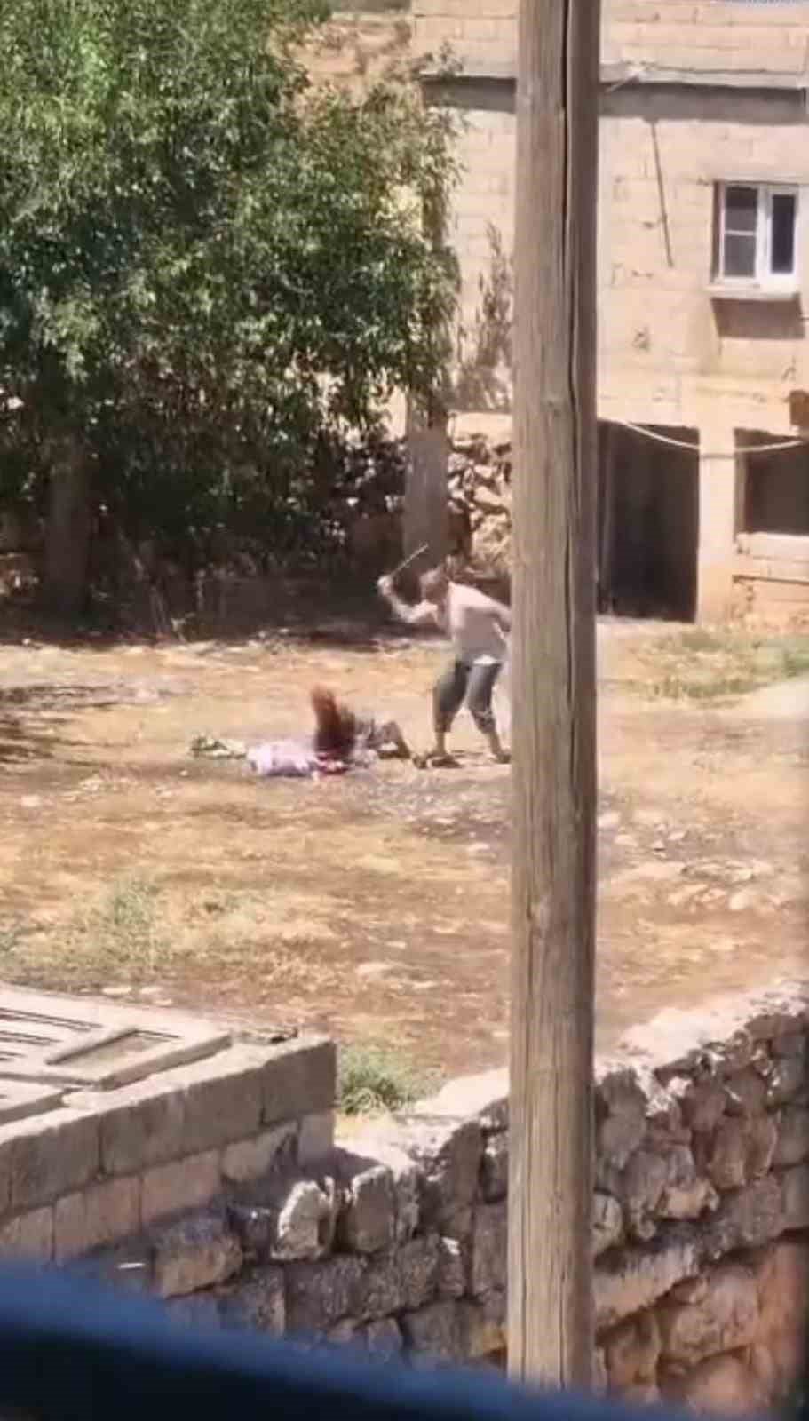 ŞANLIURFA'NIN BOZOVA İLÇESİNDE 85 YAŞINDAKİ KADININ OĞLU TARAFINDAN SOPA İLE DÖVÜLDÜĞÜ ANLAR CEP...