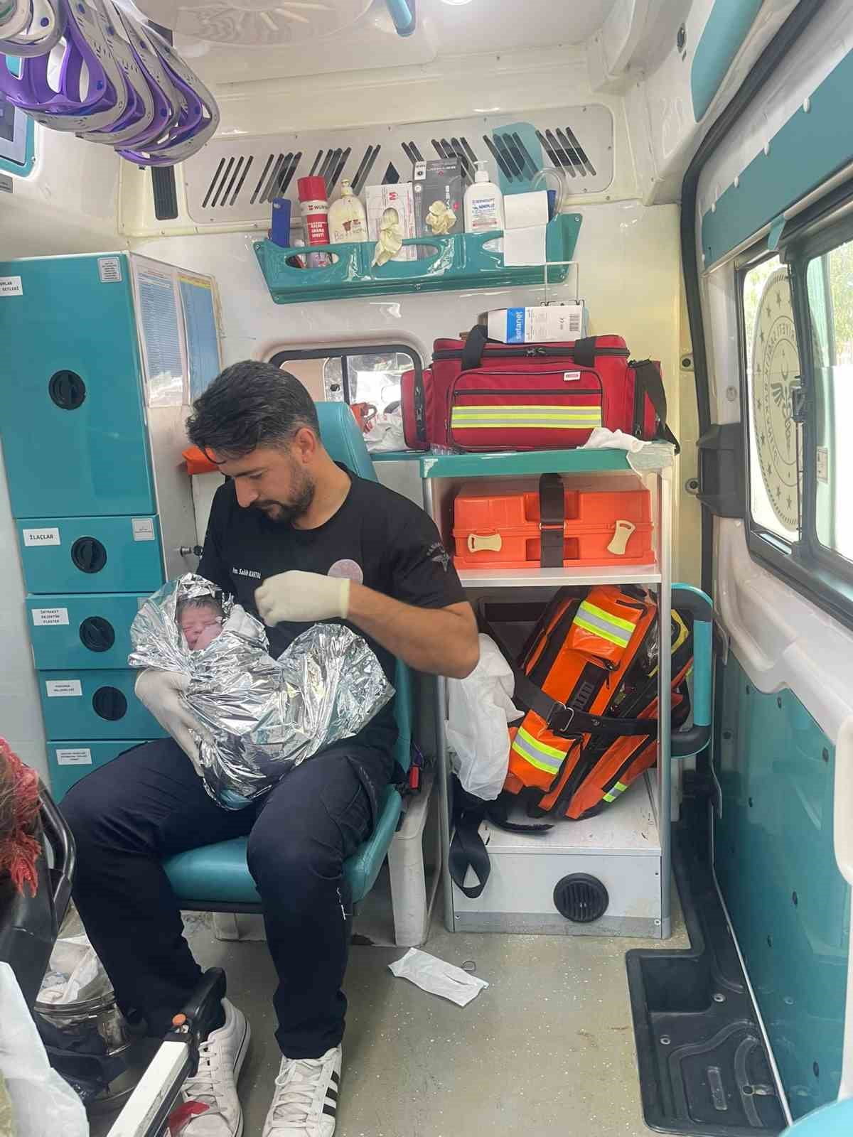 ŞANLIURFA’DA 112 EKİPLERİNDEN ARAÇ İÇERİSİNDE BAŞARILI DOĞUM MÜDAHALESİ