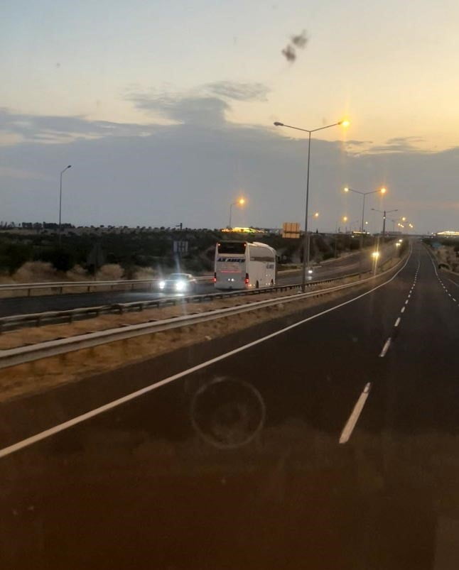 ŞANLIURFA-GAZİANTEP OTOYOLU'NUN BİRECİK ÇIKIŞINDA TERS YÖNDE İLERLEYEN YOLCU OTOBÜSÜ, SÜRÜCÜLERE...