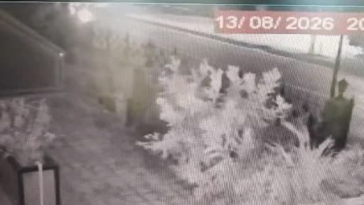 Şapkalı hırsız örümcek adam, apartmanlara tırmanıp evleri soydu