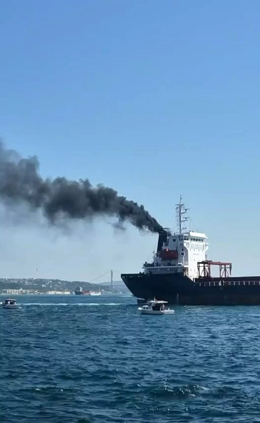 SARAYBURNU AÇIKLARINDA SEYİR HALİNDEKİ BİR GEMİNİN BACASINDAN YÜKSELEN DUMANLAR MERAK...