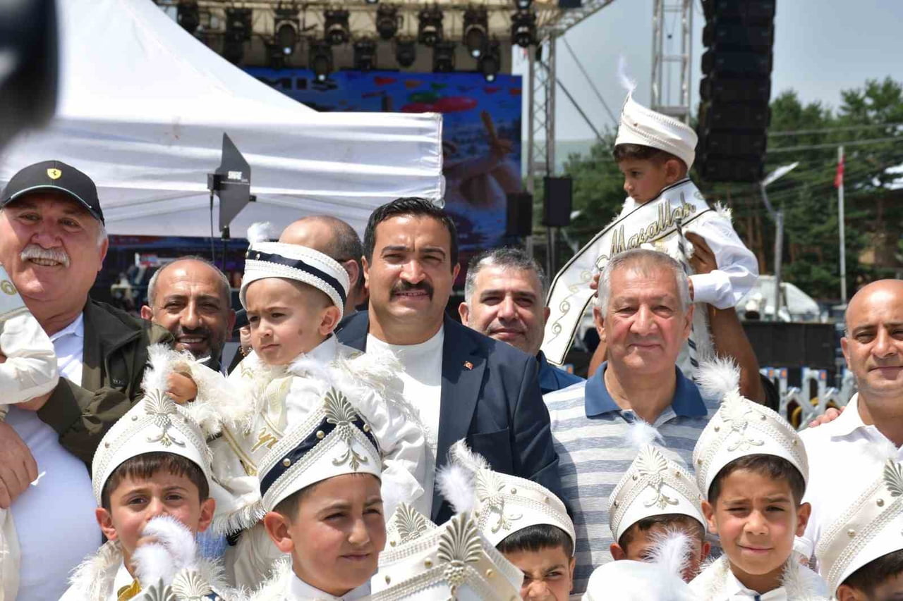 SARIKAMIŞ BELEDİYESİ'NDEN 300 ÇOCUĞA TOPLU SÜNNET ŞÖLENİ(KARS-İHA)