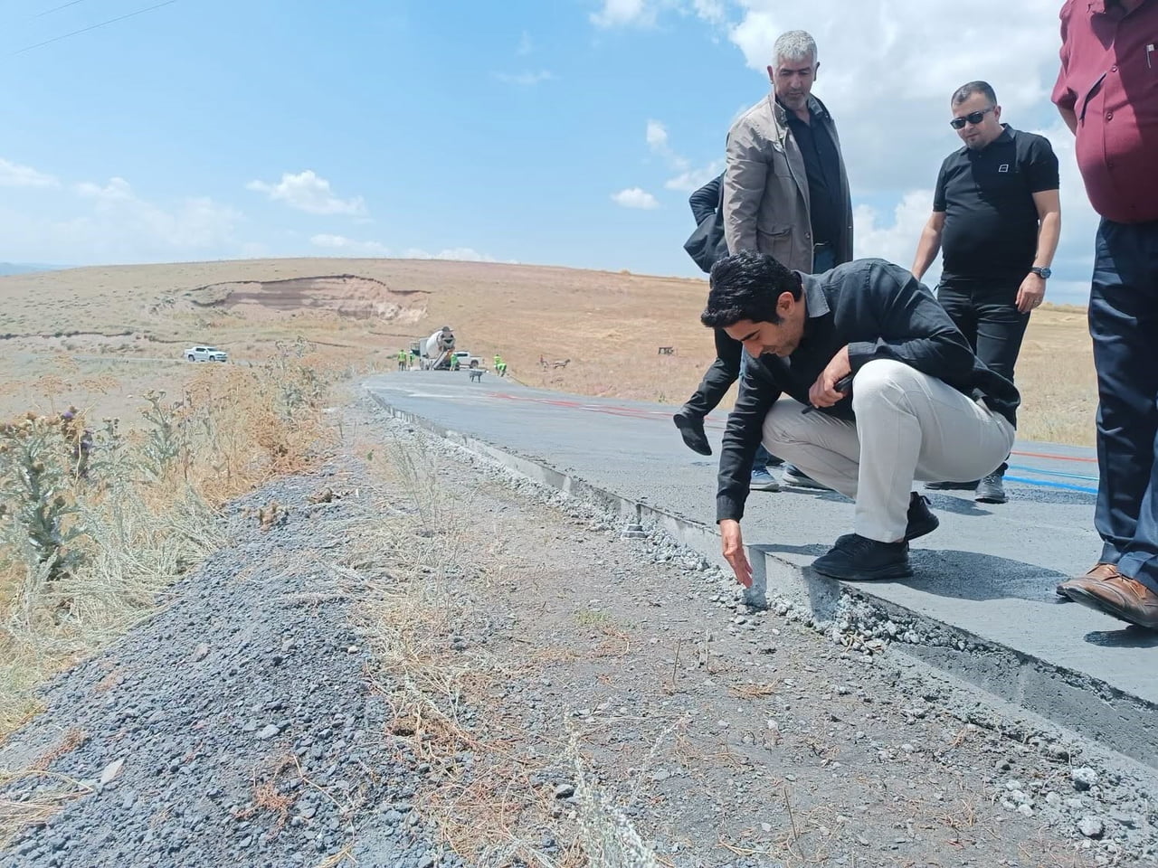 SARIKAMIŞ’TA BETON YOL ÇALIŞMALARI YERİNDE İNCELENDİ(KARS-İHA)