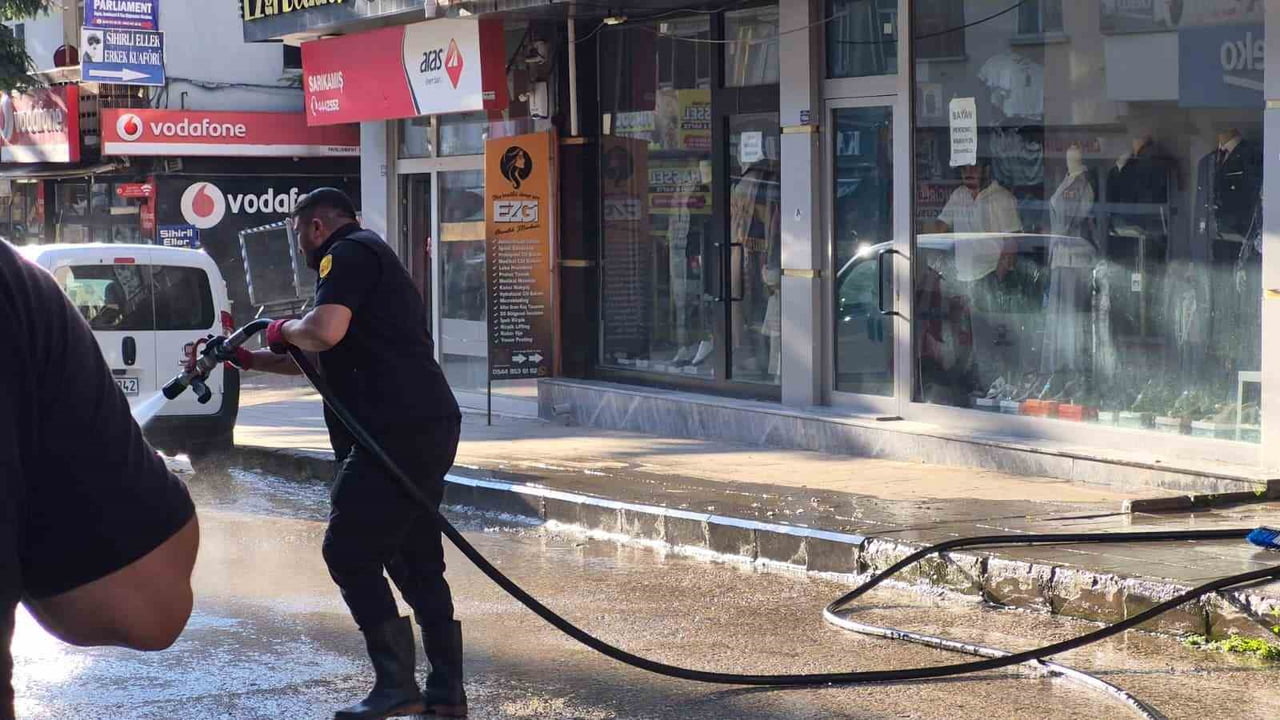 SARIKAMIŞ’TA CADDE VE KALDIRIMLAR TAZYİKLİ SUYLA YIKANIYOR(KARS-İHA)