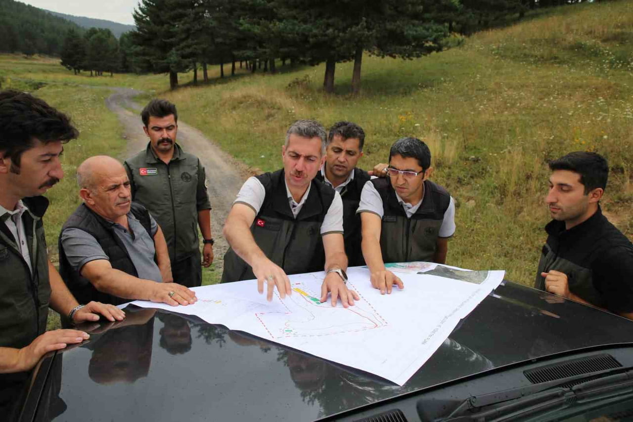 SARIKAMIŞ’TA ORMAN ÇALIŞMALARI MASAYA YATIRILDI: BÖLGE MÜDÜRÜ KARAKURT’TAN SAHALARDA...