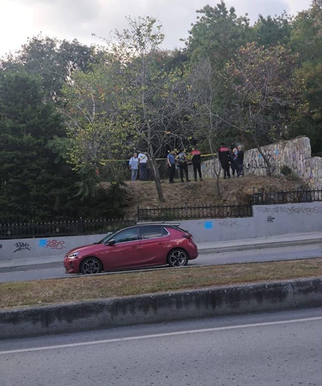 SARIYER'DE, BİR PARKTA VATANDAŞLAR TARAFINDAN BİR ŞAHSIN CANSIZ BEDENİ BULUNDU. ŞAHSIN CANSIZ...