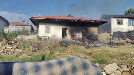 Şarkışla’da müstakil evde yangın: 1 kişi dumandan etkilendi