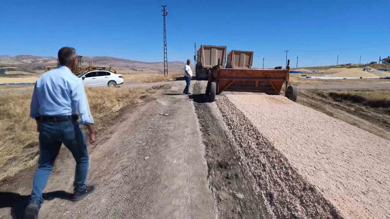 ŞARKIŞLA’YA BAĞLI HARUN KÖYÜ’NDE YAKLAŞIK 3 METRE GENİŞLİĞİNDEKİ YOLUN 7 METREYE ÇIKARILMASI İÇİN...