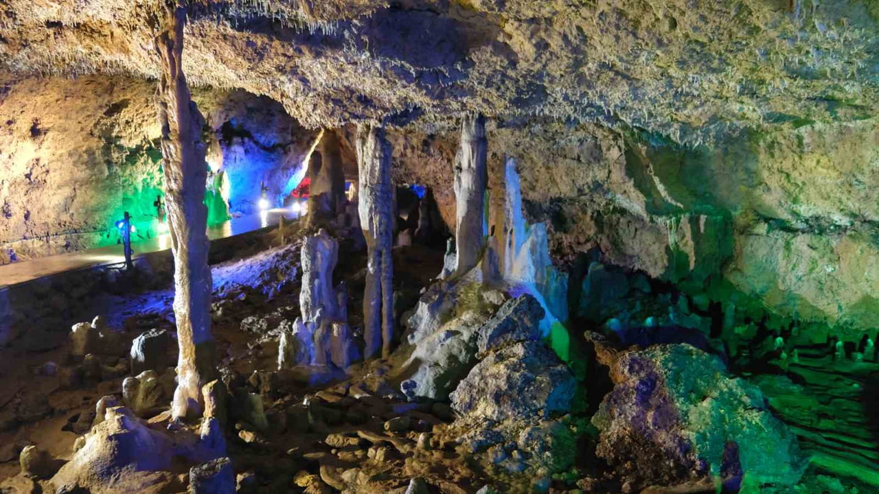 SARKIT VE DİKİTLERİN YANI SIRA TRAVERTEN HAVUZLARININ DA BULUNDUĞU MAĞARA, ÖZELLİKLE HAFTA...
