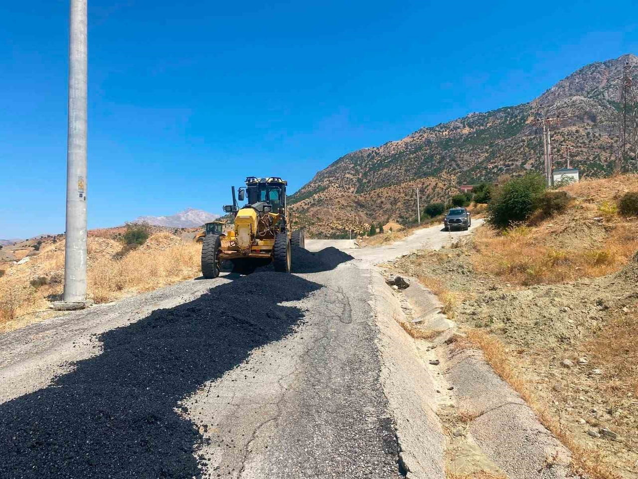 SASON’DA KÖY YOLLARINDA ASFALT ONARIM ÇALIŞMALARI SÜRÜYOR