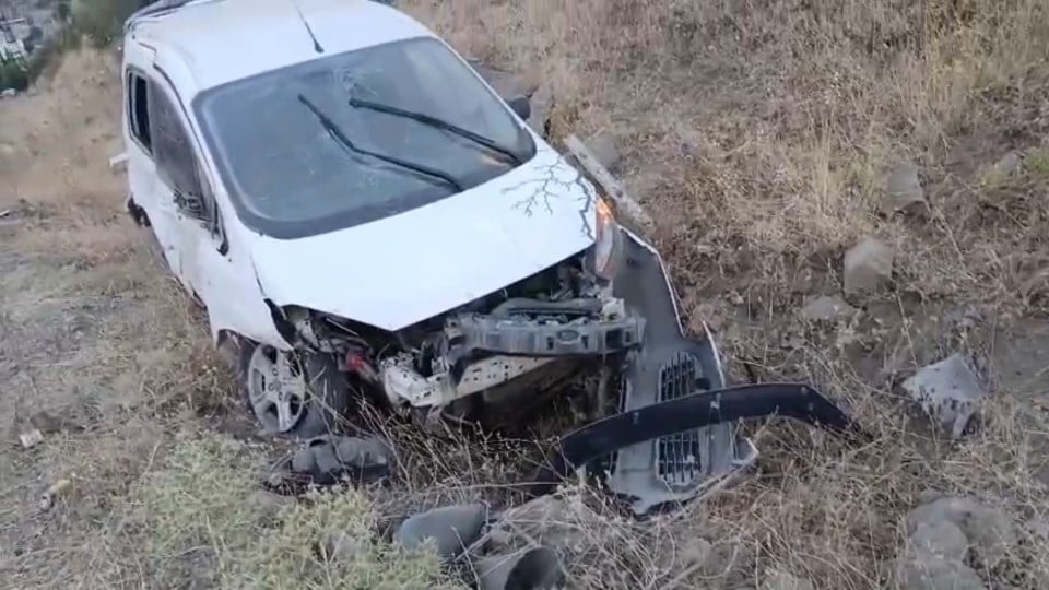 SASON’DA SÜRÜCÜSÜNÜN KONTROLÜNDEN ÇIKAN OTOMOBİL TAKLA ATTI