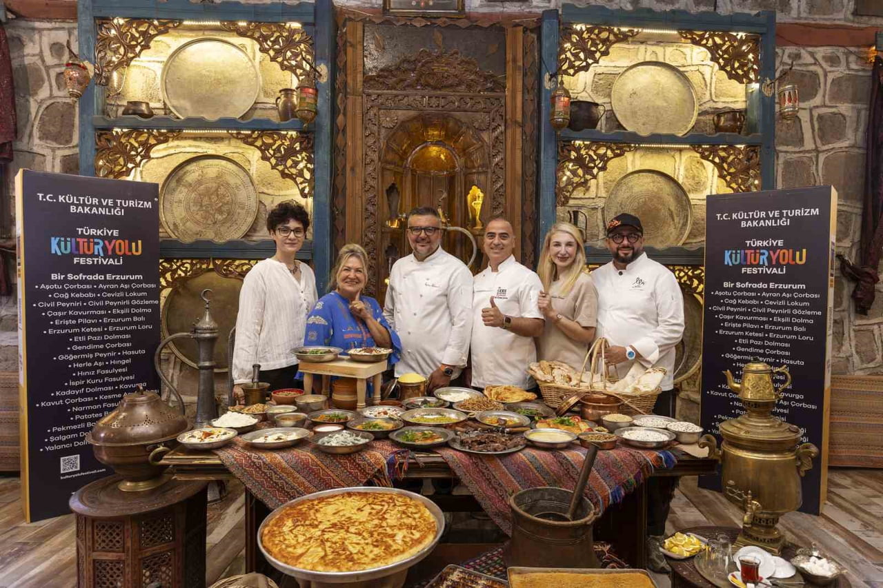 ŞEF VE TV PROGRAMCISI AYVAZ AKBACAK’IN EV SAHİPLİĞİNDE GERÇEKLEŞTİRİLEN GASTRONOMİ PROGRAMINA TÜRK...