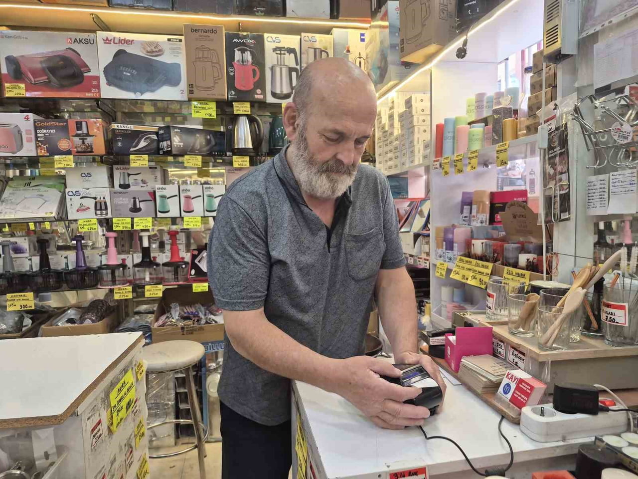 SEFA GENCER, POS MAKİNELERİNDEKİ KOMİSYON ORANLARININ YÜKSEK OLDUĞUNU, ESNAFIN İŞİNİN...