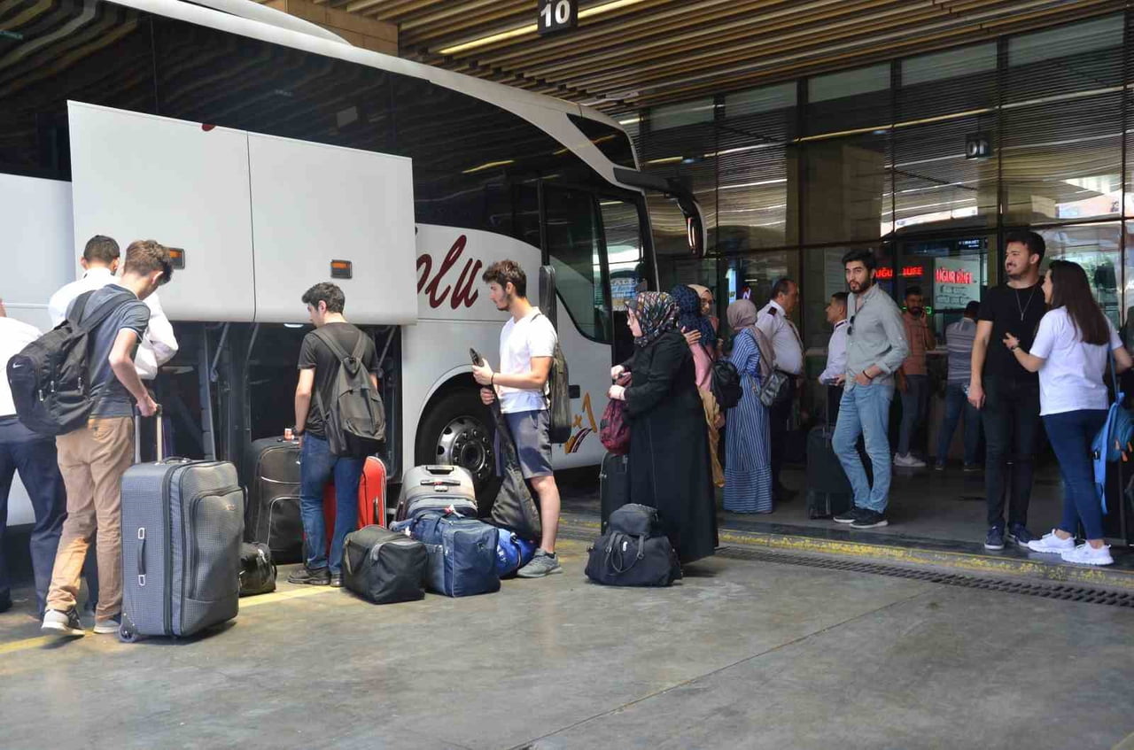 ŞEHİRLERARASI OTOBÜS YOLCULUKLARININ VAZGEÇİLMEZİ İKRAMLAR ARTIK TARİH OLUYOR. BİR ZAMANLAR...