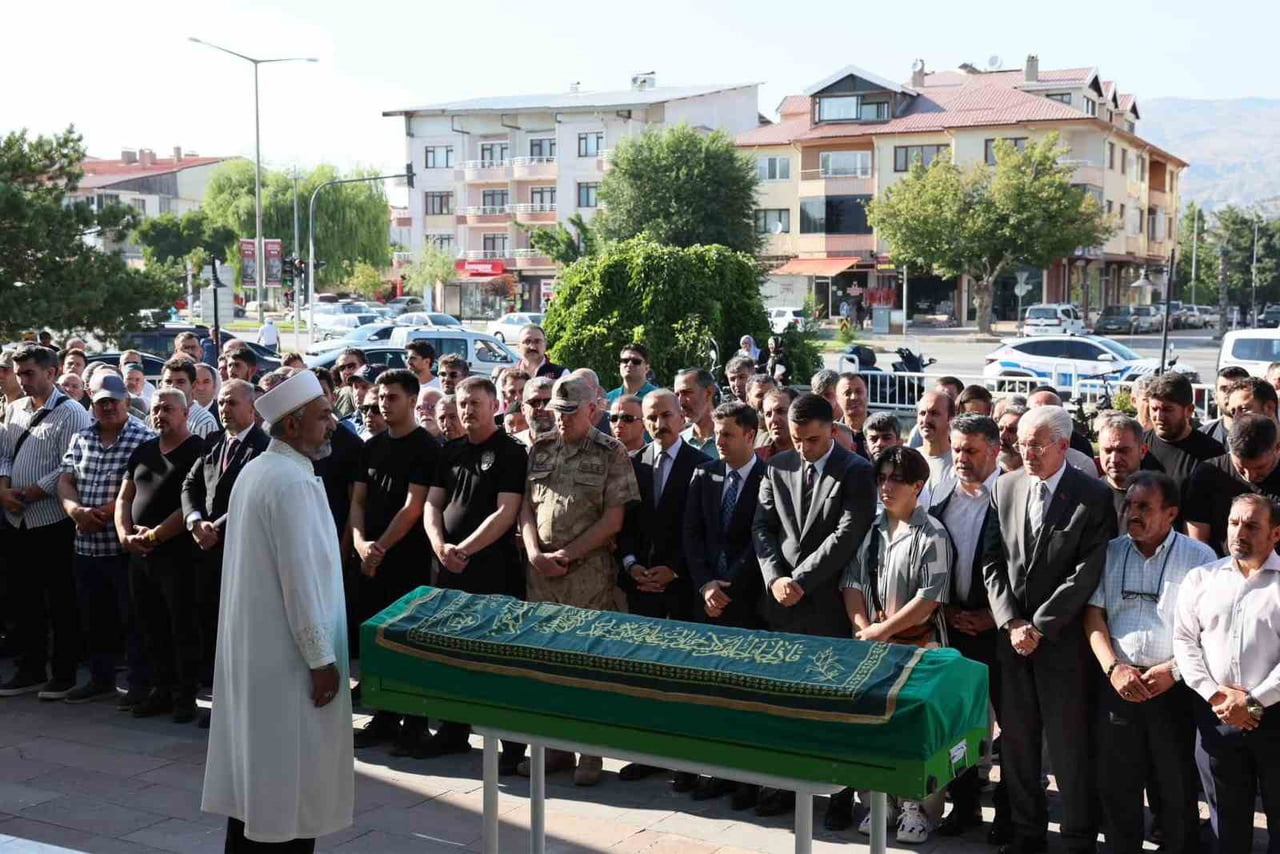 ŞEHİT BABASI MEHMET ZENGİN SON YOLCULUĞUNA UĞURLANDI