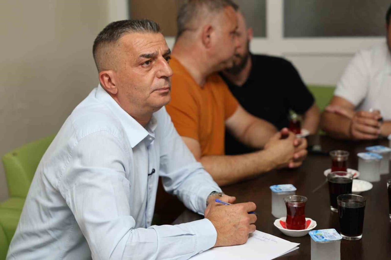 ŞEHZADELER BELEDİYE BAŞKANI HAKAN ŞİMŞEK, BELEDİYENİN SAHA EKİPLERİYLE BİR ARAYA GELEREK YÜRÜTÜLEN...