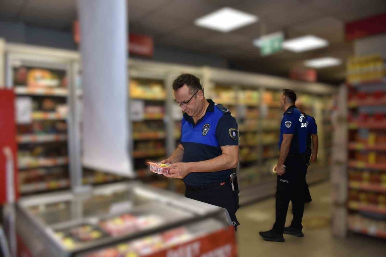 ŞEHZADELER BELEDİYESİ ZABITA MÜDÜRLÜĞÜ EKİPLERİ, İLÇE GENELİNDE GERÇEKLEŞTİRDİĞİ KAPSAMLI...