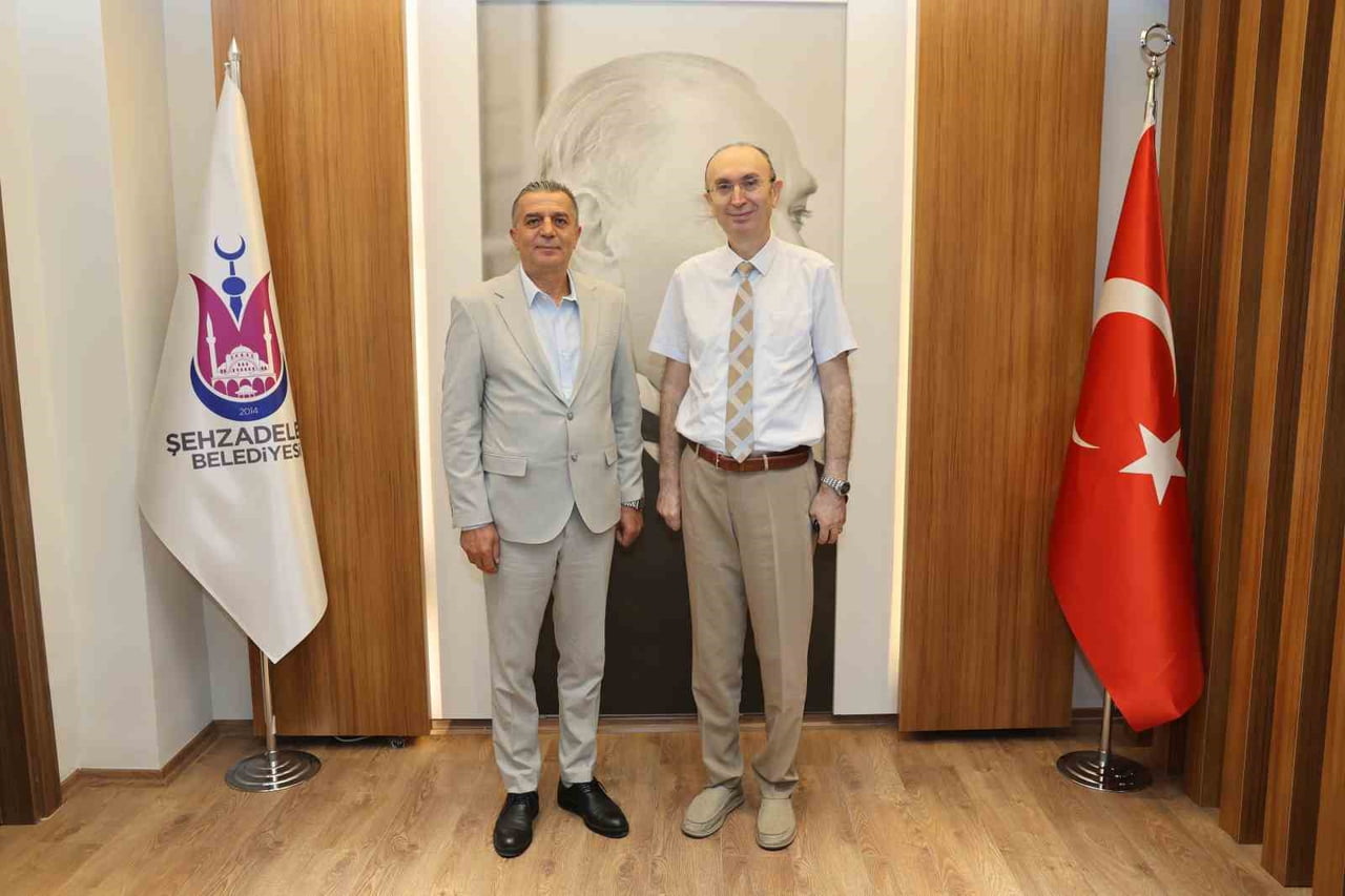 ŞEHZADELER KAYMAKAMI GÜNHAN YAZAR (SAĞDAKİ) İLE BELEDİYE BAŞKANI HAKAN ŞİMŞEK’İN (SOLDAKİ) BİR...