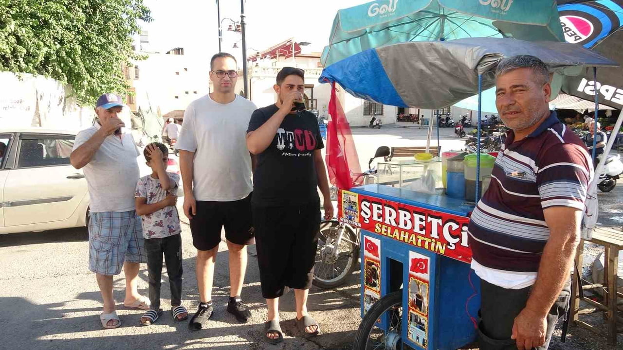 SELAHATTİN İNCİRLİ, YAZ AYLARINDA GÜNLÜK 300 İLA 400 BARDAK ŞERBET SATTIĞINI SÖYLEDİ.