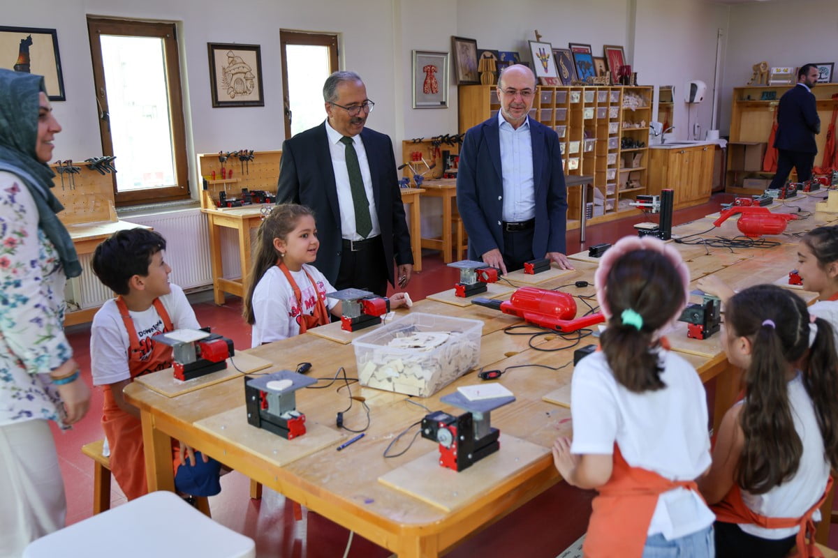 SELÇUKLU KAYMAKAMI ALİ CANDAN (SOLDA), SELÇUKLU BELEDİYE BAŞKANI AHMET PEKYATIRMACI’NIN (SAĞDA) EV...