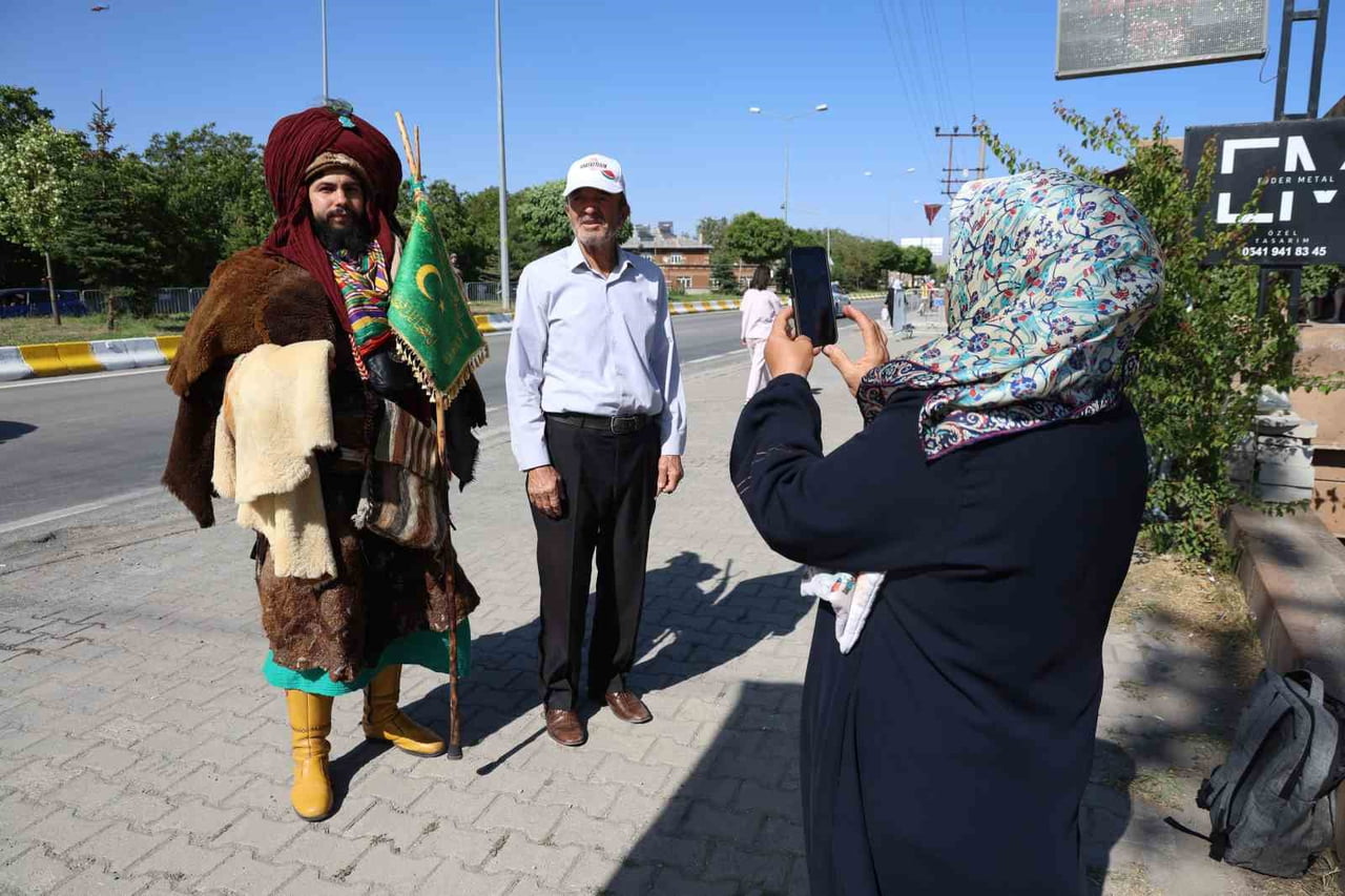 SELÇUKLU KÜLTÜRÜNÜ YAŞATMAK ADINA DÖNEMİN KIYAFETİYLE, CUMHURBAŞKANI RECEP TAYYİP ERDOĞAN’I GÖRMEK...