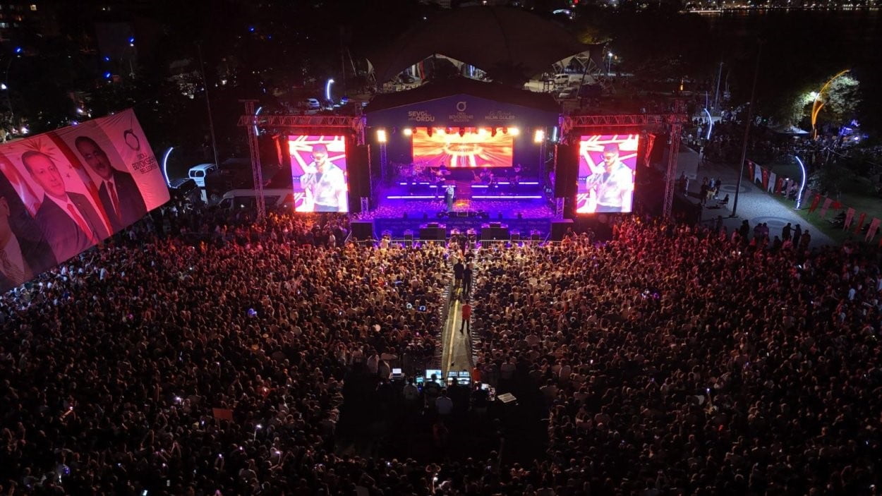 SEMİCENK, DÜZENLENEN KONSERDE HEMŞEHRİLERİYLE BULUŞTU.