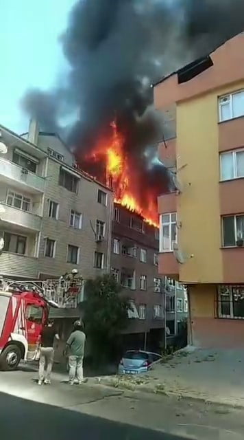 ŞEMSİPAŞA MAHALLESİ'NDE 4 KATLI BİNANIN ÇATISINDA YANGIN ÇIKTI