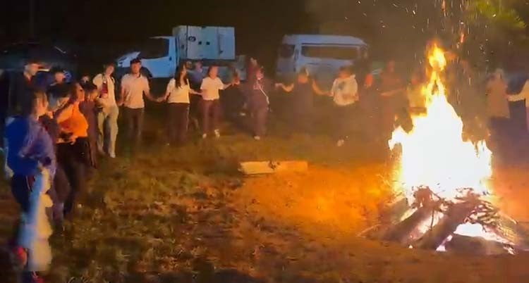 ŞENLİKLERİN İLK GÜNÜNDE  KAMP ATEŞİNİN ETRAFINDA TOPLANAN ADRENALİN VE MACERA TUTKUNLARI, HALAY...