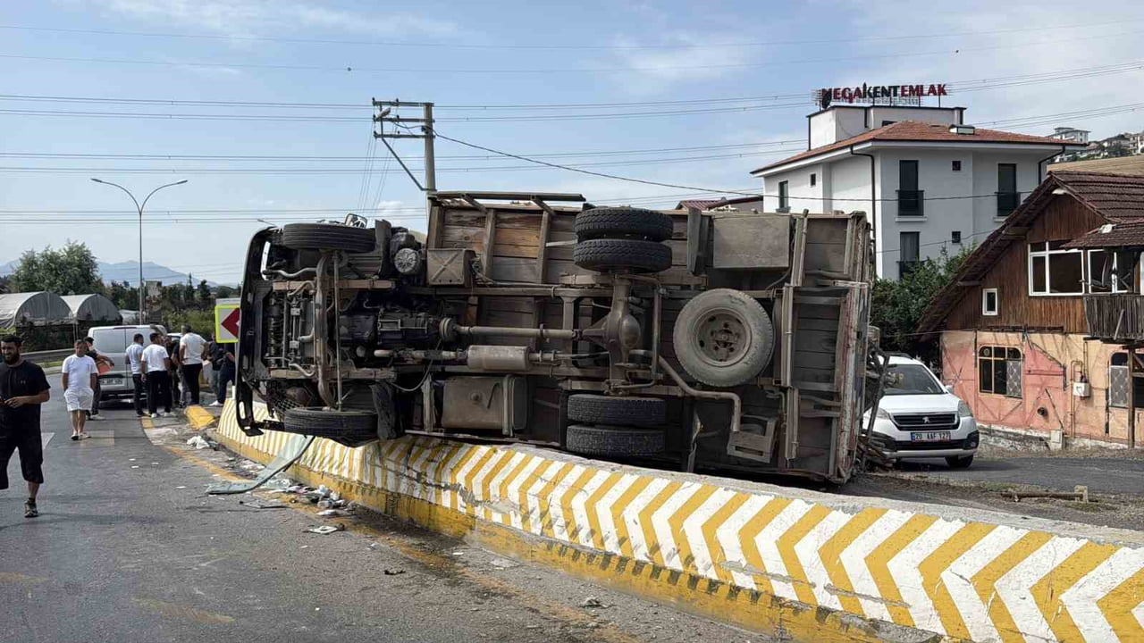 SERDİVAN İLÇESİNDE RAMPADAN İNERKEN KONTROLDEN ÇIKAN İNŞAAT MALZEMESİ YÜKLÜ KAMYON, BETON BARİYERE...