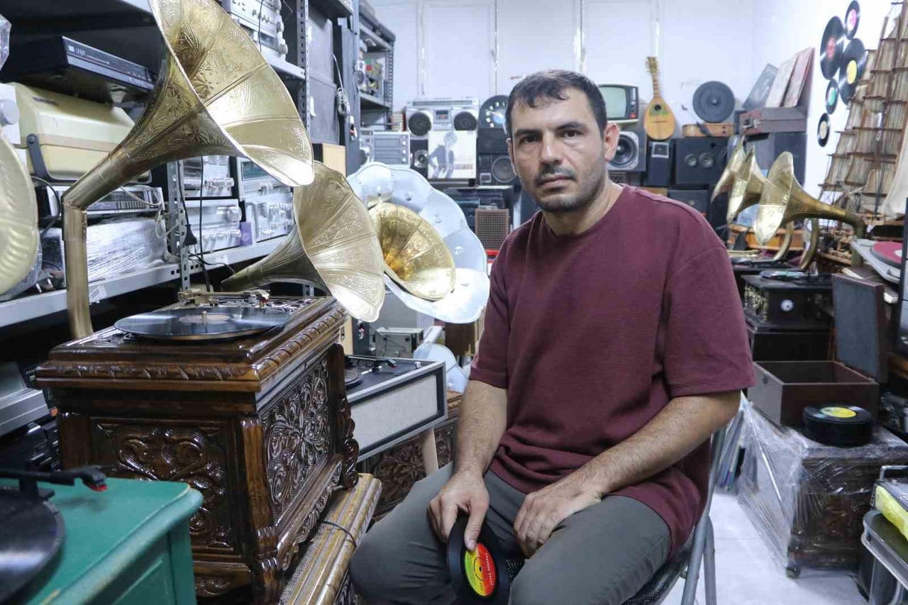 SERKAN GÜLGÖR, TEKNOLOJİNİN GELİŞMESİYLE UNUTULMAYA YÜZ TUTAN GRAMOFONLARI TAMİR EDEREK GEÇMİŞİN...