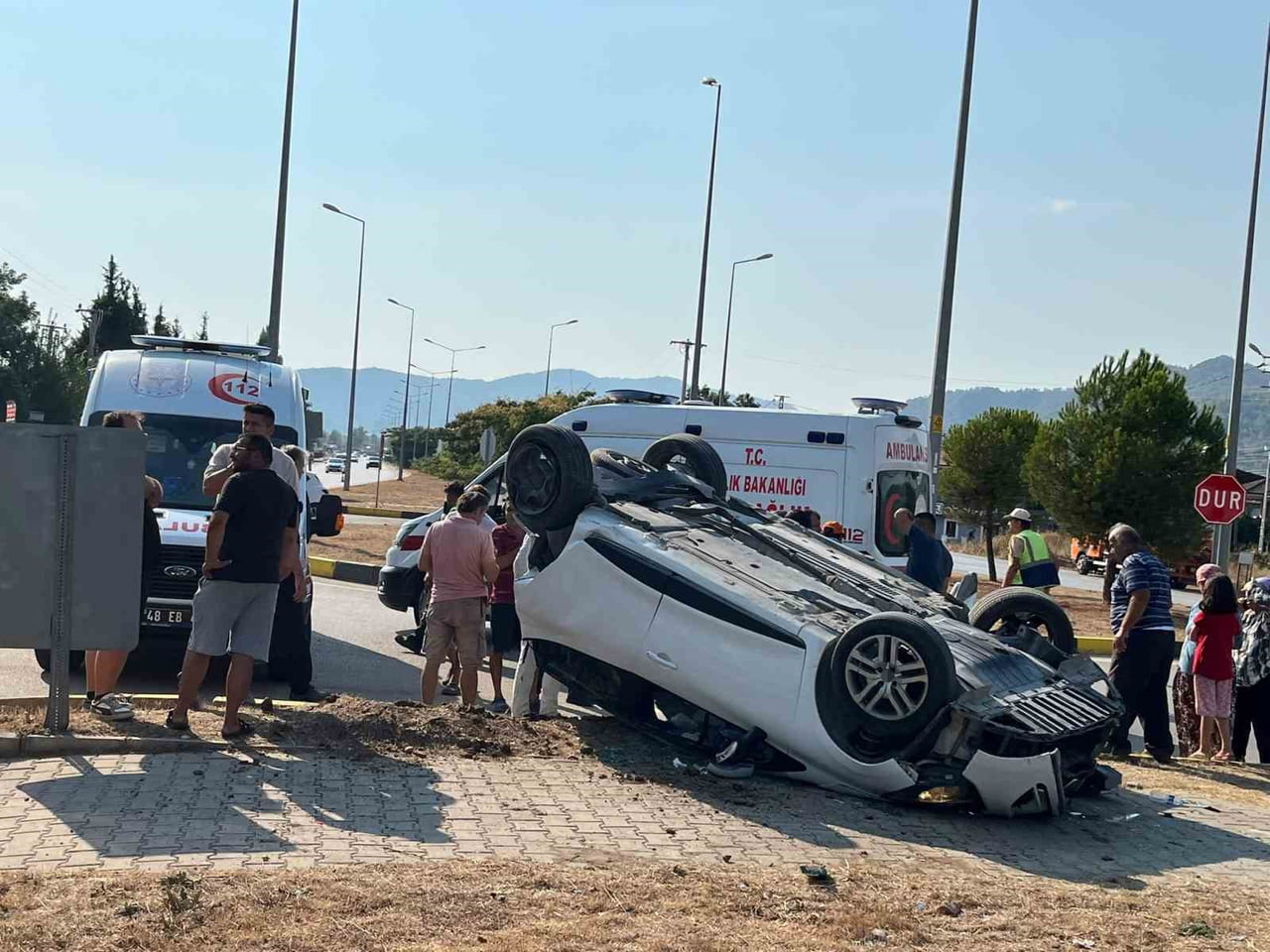 SEYDİKEMER’DE TIR İLE OTOMOBİL ÇARPIŞTI: 4 YARALI