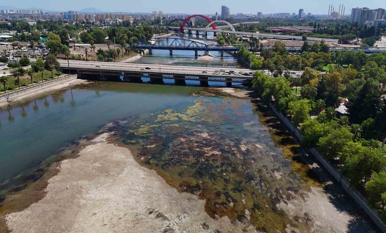 SEYHAN NEHRİ’NDE SULAR ÇEKİLDİ, KİRLİLİK ORTAYA ÇIKTI