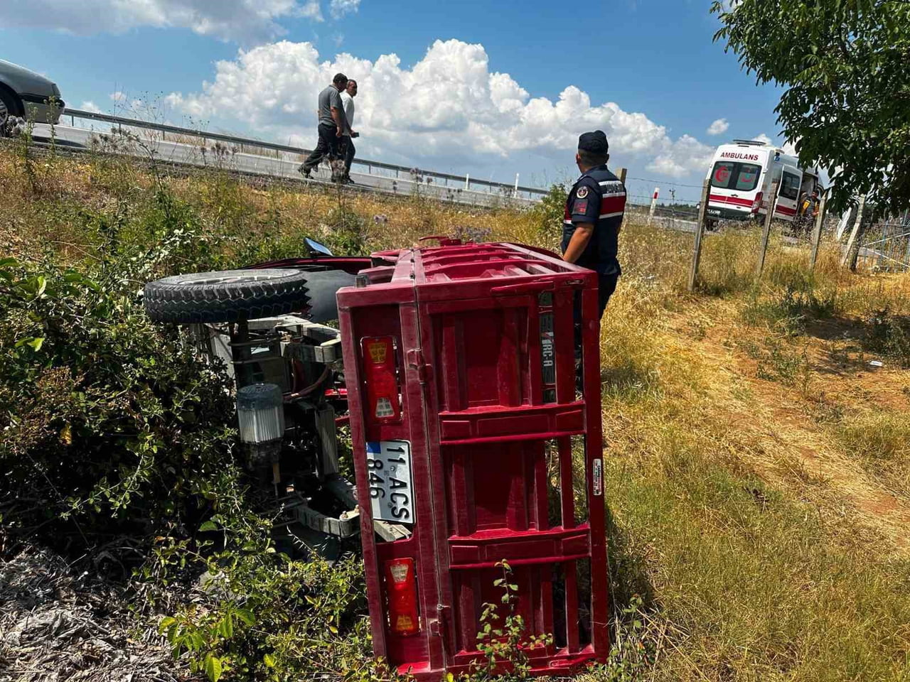 SEYİR HALİNDEKİ ELEKTRİKLİ MOTOSİKLET KONTROLDEN ÇIKARAK ŞARAMPOLE DEVRİLDİ, SÜRÜCÜ...