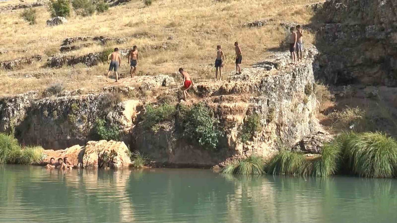SICAKTAN BUNALAN GENÇLER SITMA PINAR ÇAYI'NA AKIN ETTİ