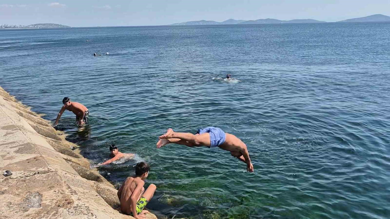 SICAKTAN BUNALAN İSTANBULLULAR KENDİNİ CADDEBOSTAN SAHİLİ'NE ATTI