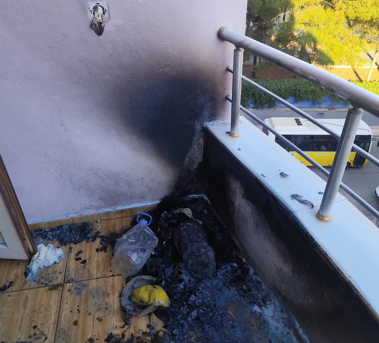 SİİRT'TE BİR APARTMANIN 5. KATINDAKİ DAİRENİN BALKONUNDA BULUNAN PİKNİK TÜPÜNÜN PATLAMASI SONUCU...