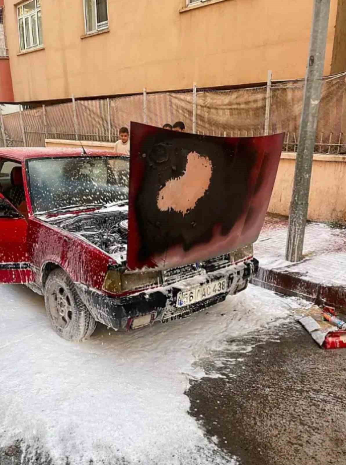 SİİRT'TE PARK HALİNDEKİ BİR OTOMOBİL HENÜZ BELİRLENEMEYEN BİR NEDENLE ALEV ALARAK YANDI.