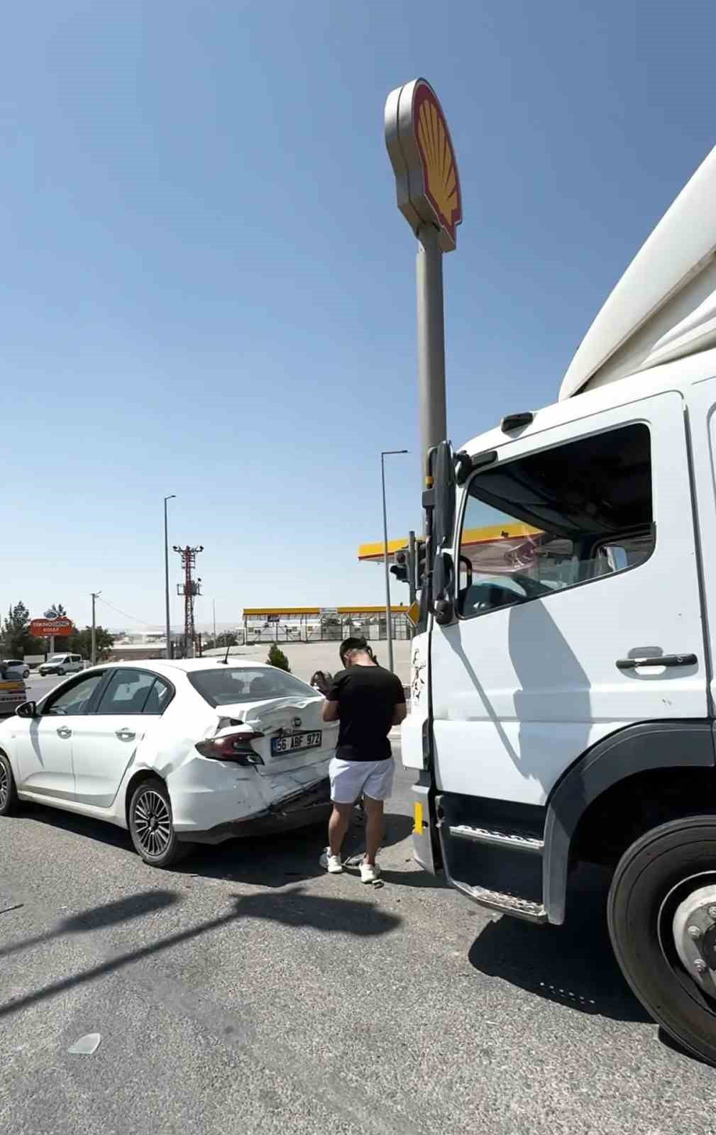 SİİRT'TE TIRIN ARKADAN ÇARPTIĞI OTOMOBİLDE MADDİ HASAR OLUŞTU.