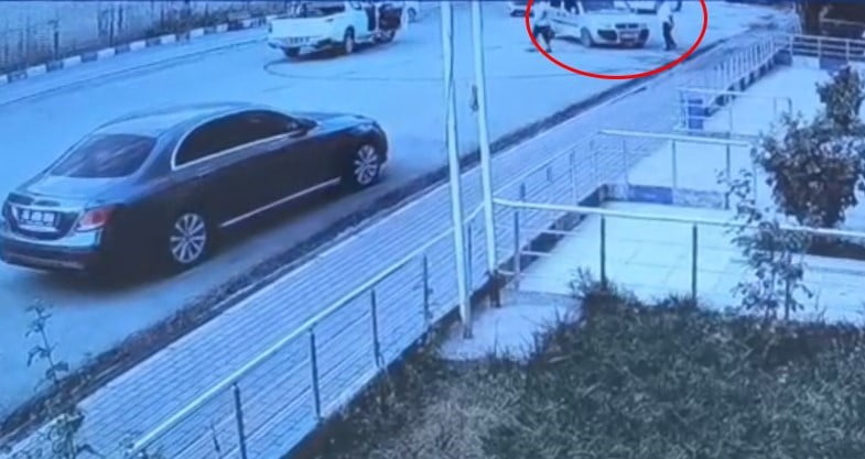 SİİRT’İN BAYKAN İLÇESİNDE EL FRENİ ÇEKİLMEDEN PARK EDİLEN OTOMOBİL, BİR SÜRE SONRA HAREKET EDEREK...