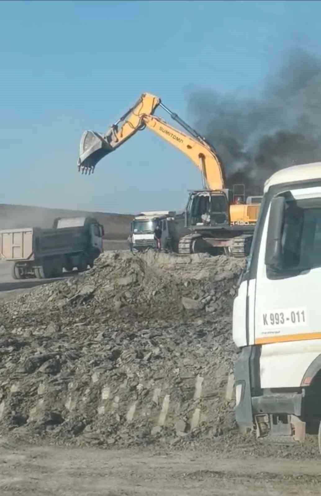 SİİRT’TE DEMİRYOLU İNŞAATINDA İŞ MAKİNESİ YANDI