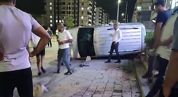SİİRT’TE DÜN AKŞAM KONTROLDEN ÇIKAN OTOMOBİL KALDIRIMA ÇIKARAK YAN YATTI.