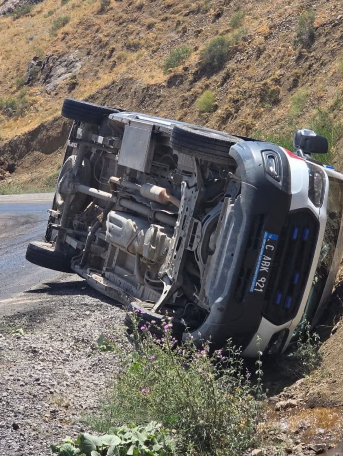 SİİRT’TE HASTAYA GİDEN AMBULANS DEVRİLDİ