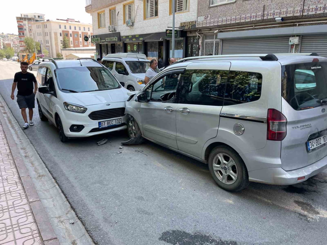 SİİRT’TE İKİ HAFİF TİCARİ ARACIN KAFA KAFAYA ÇARPIŞMASI SONUCU MEYDANA GELEN TRAFİK KAZASINDA 1...